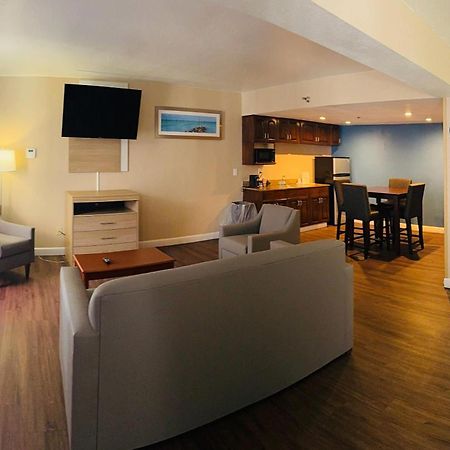 Quality Inn & Suites Conference Center Ню Порт Ричи Екстериор снимка