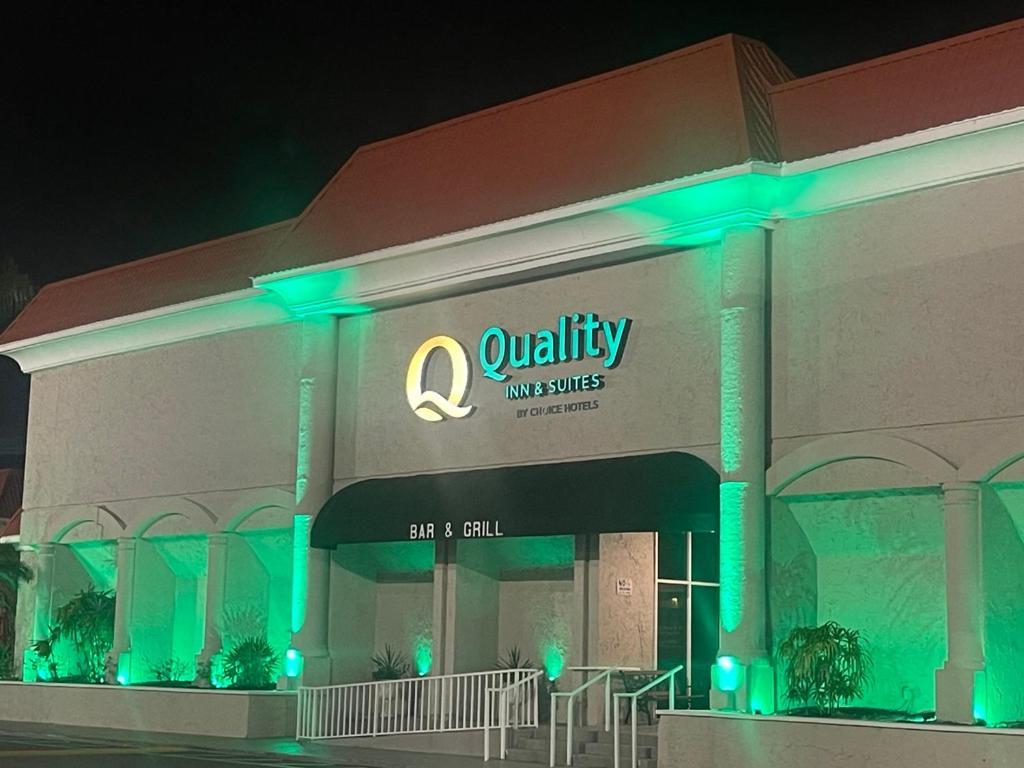 Quality Inn & Suites Conference Center Ню Порт Ричи Екстериор снимка