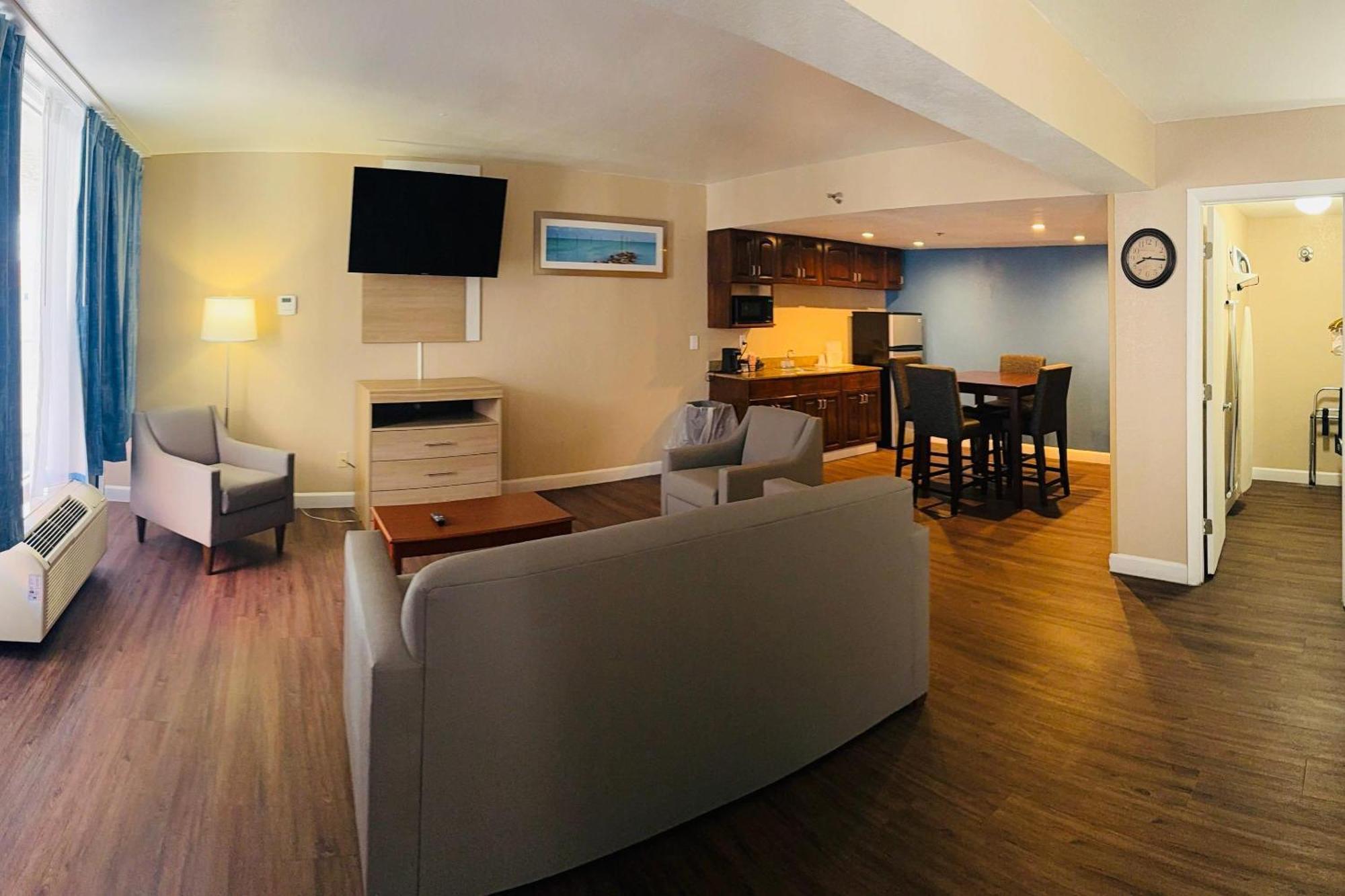 Quality Inn & Suites Conference Center Ню Порт Ричи Екстериор снимка